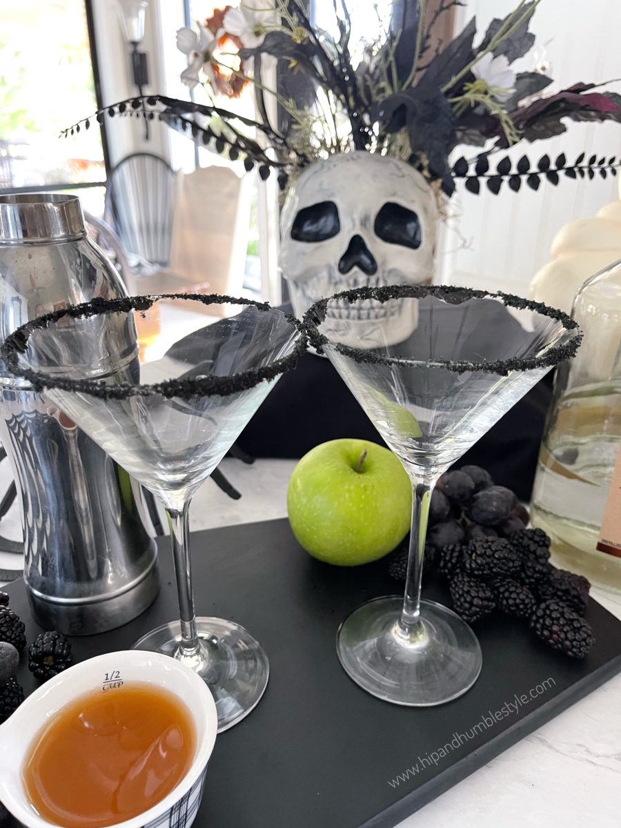 How To Make Beautiful And Delicious Haunting Halloween Cocktails * Hip ...